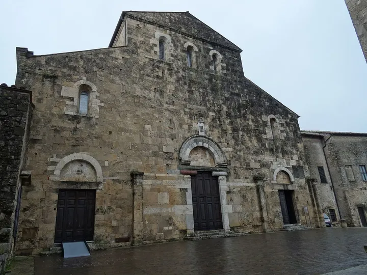 La cattedrale romanica di Santa Maria ad Anagni con il campanile