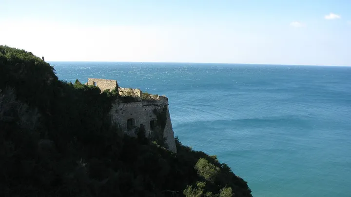 Le pareti a picco sul mare della Montagna Spaccata di Gaeta