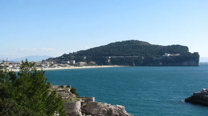La spiaggia di Serapo a Gaeta con Monte Orlando sullo sfondo