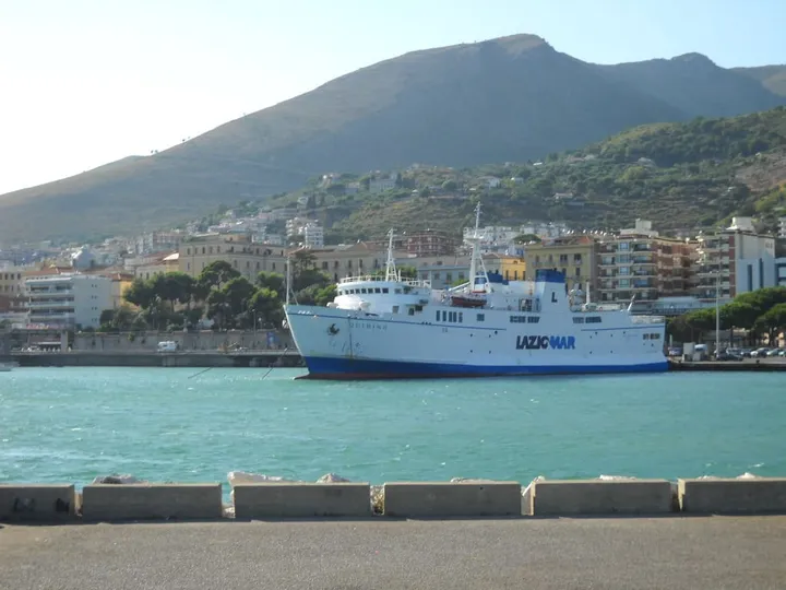 Un traghetto Laziomar ormeggiato al porto di Formia