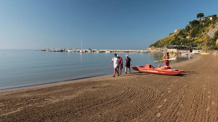 Il lungomare e la spiaggia di Scauri con il Monte d'Oro alle spalle