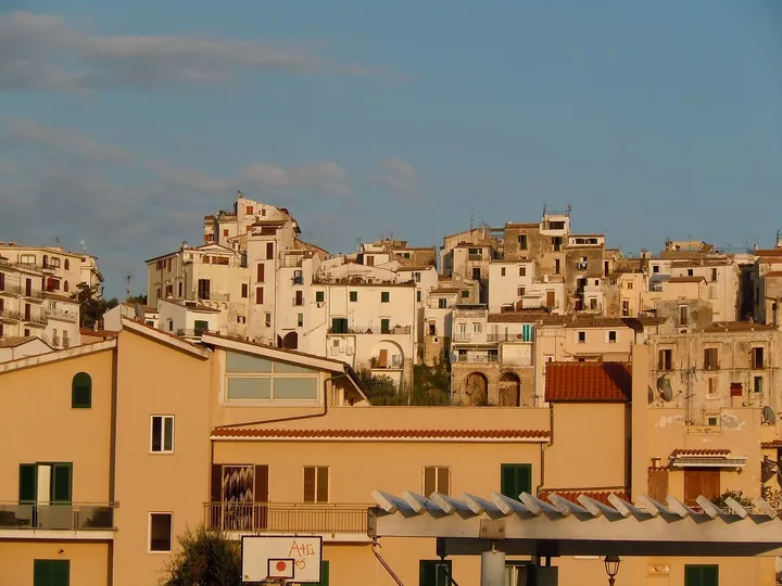Il borgo bianco di Sperlonga arroccato sul promontorio, visto dalla spiaggia