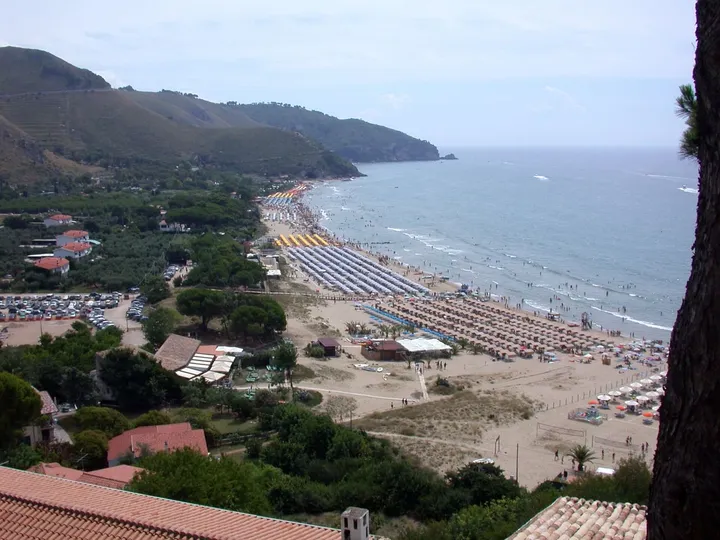 La spiaggia di levante di Sperlonga sotto il borgo bianco